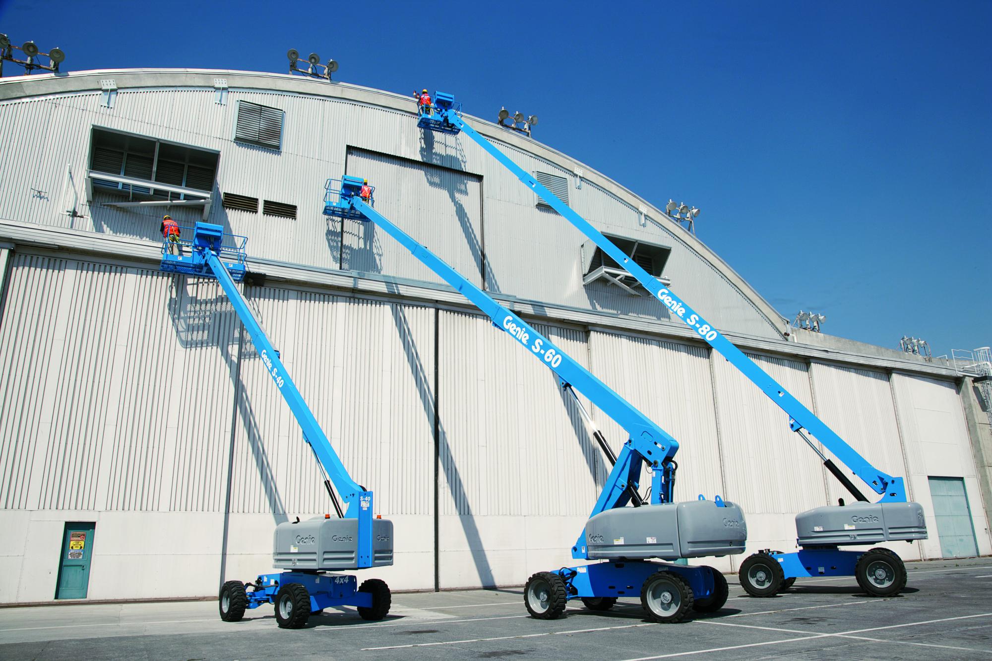 Boom Lift merk Genie tipe S-40, S-60, dan S-80 sedang diguanakan untuk menjangkau bangunan tinggi