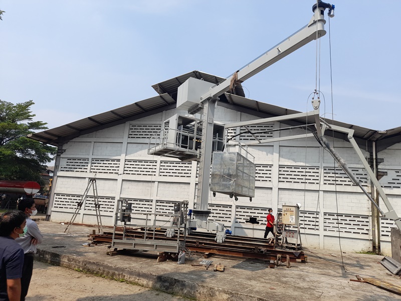 Pekerja sedang merakit bagian-bagian gondola gedung